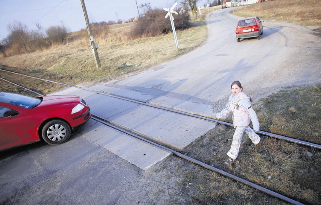 W Bolechówku-Potaszach piesi i kierowcy nie mają alternatywy - muszą obok siebie pokonywać przejazd kolejowy