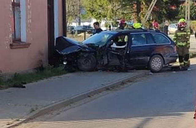 Samochód BMW wjechał w dom w Sulejowie na ul. Klasztornej. Kierowca był pijany. Wypadek 30.04.2021