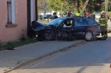 Samochód BMW wjechał w dom w Sulejowie na ul. Klasztornej. Kierowca był pijany. Wypadek 30.04.2021 [ZDJĘCIA]