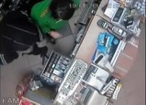 Napad z nożem na sklep Żabka w Żorach [WIDEO]