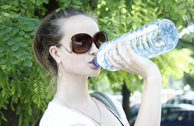 Podczas upałów powinniśmy pić dużo wody mineralnej