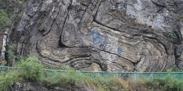 Pomazany sprayem główny fałd skalny - największa atrakcja rezerwatu na Ślichowicach