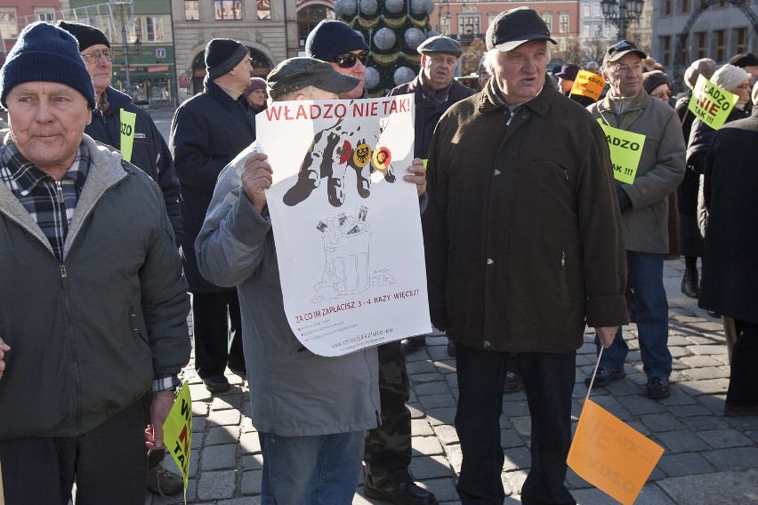 Protest przeciw podwyżkom cen śmieci (ZDJĘCIA)