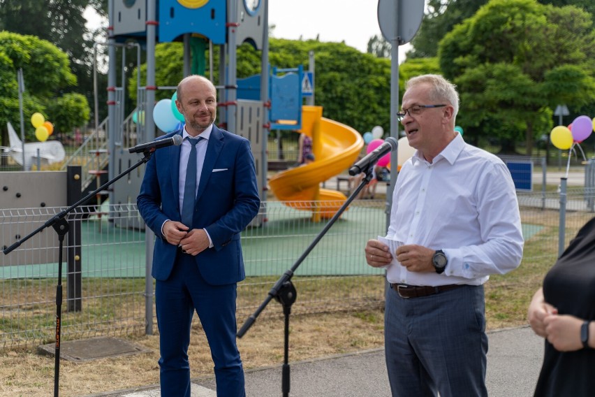 Samolot wydający dźwięki, pas startowy... MTU Aero Engines Polska przekazało miastu rozbudowany, interaktywny plac zabaw dla dzieci