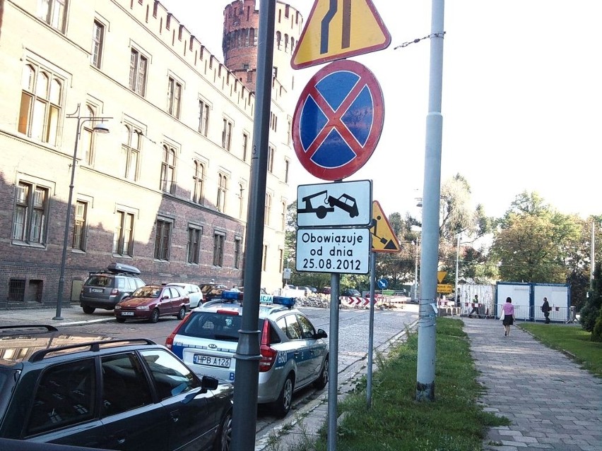Wrocław: Policja parkuje na zakazie. Kierowcy biorą zły przykład (ZDJĘCIA)
