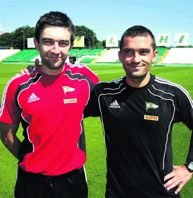 Młodszy o cztery lata od Łukasza (z prawej) Filip Surma jest asystentem trenera Lechii