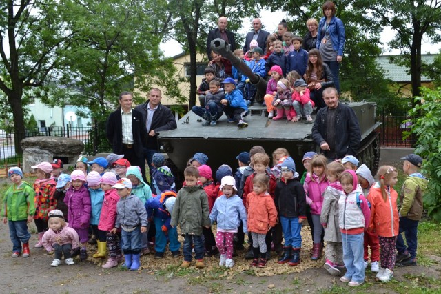Wizyta przedszkolaków w Parku Militarno-Historycznym Reduta w Dąbrowie Górniczej