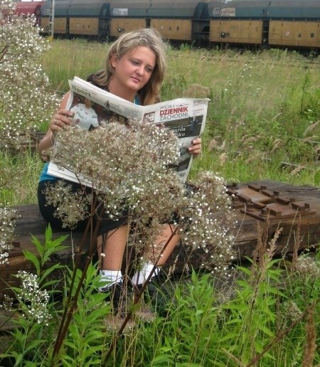 77. Kasia czytająca gazetę podczas spaceru po Wodzisławiu....