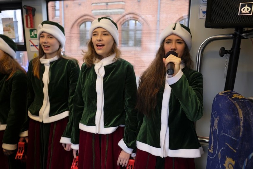 Po Toruniu od dziś (18.12) kursuje świąteczny tramwaj. Aż do...