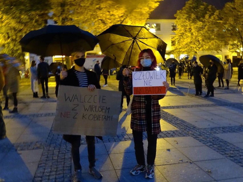 Oto hasła z transparentów podczas strajku kobiet w Chełmnie