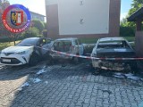 Nocny pożar na ulicy Szafranowej w Gliwicach. Spłonęły trzy samochody i wiata śmietnikowa. To było podpalenie?