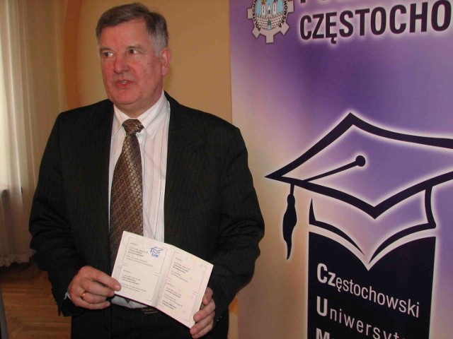 Prorektor Jerzy Szkutnik z indeksem Częstochowskiego Uniwersytetu Młodzieżowego
