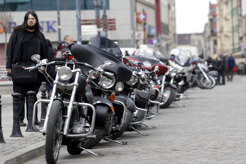 Wrocław: Sezon motocyklowy rozpoczęty! Ponad 200 maszyn przejechało przez miasto (MNÓSTWO ZDJĘĆ)