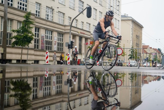 Rywalizacja na ulicach Gdyni w ramach zawodów triathlonowych Ironman Gdynia (6.08.2023)