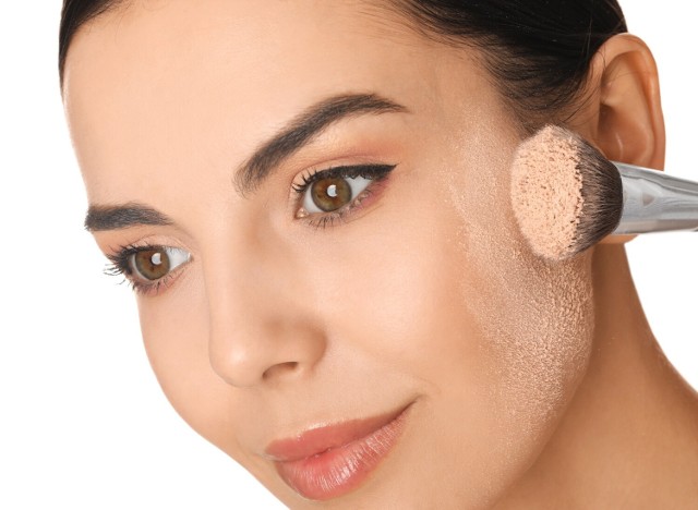 Makijaż mineralny jest doskonałym rozwiązaniem nie tylko dla kobiet z problematyczną cerą, ale także dla tych, które cenią sobie naturalne rozwiązania. Aby osiągnąć efekt zdrowo wyglądającej skóry, warto użyć odpowiednich kosmetyków.