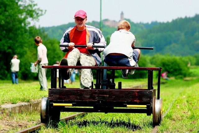 W czasie urlopu ludzie szukają rozrywek. Przejażdżka drezyną mogłaby być kolejną atrakcją Karpacza