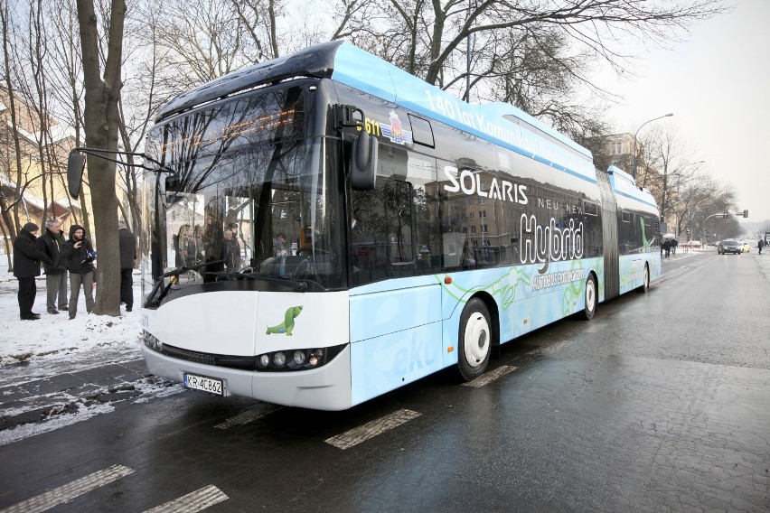 Hybrydowy autobus solaris na ulicach Krakowa.