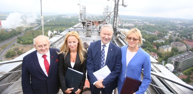 Przedstawiciele Uniwersytetu Śląskiego, Miasta Sosnowiec i II Liceum Ogólnokształcące im. Emilii Plater w stolicy Zagłębia podpisali w piątek na dachu sosnowieckiej Żylety porozumienie o współpracy.