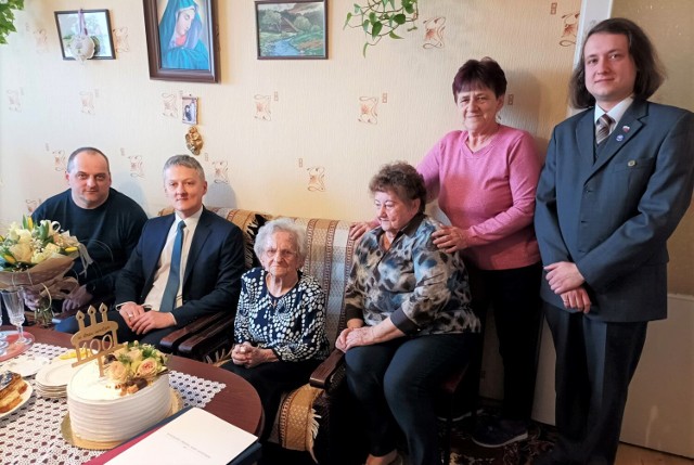 Pani Bronisława Biela skończyła 100 lat. Z tej okazji otrzymała życzenia i gratulacje m.in. od burmistrza Brzeszcz Radosława Szota (obok jubilatki z lewej)