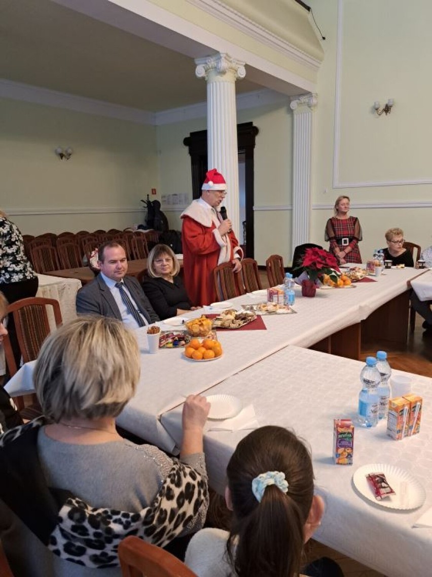 Rodziny zastępcze z powiatu skierniewickiego na świątecznym spotkaniu w starostwie