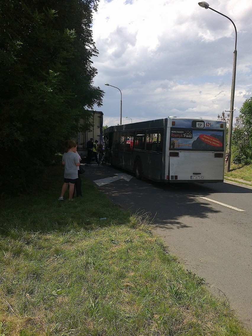 Wypadek autobusu w Tarnowskich Górach. 19 osób rannych [ZDJĘCIA]