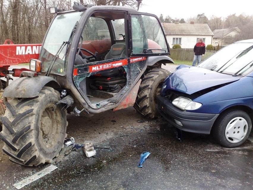 Włodawa: zderzenie samochodu z koparką (zdjęcia)