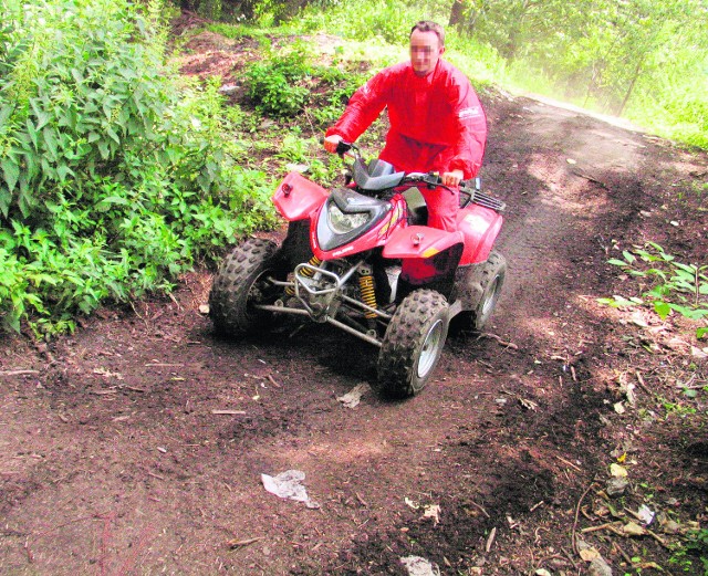 Rozpędzony quad zagraża turystom i niszczy przyrodę