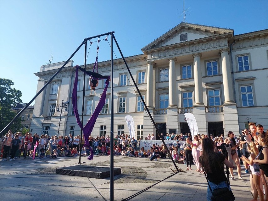 Międzynarodowy Festiwal Artystów Ulicznych i Precyzji w Radomiu już się zaczął. Czarowanie na deptaku i niezwykłe pokazy. Zobacz zdjęcia