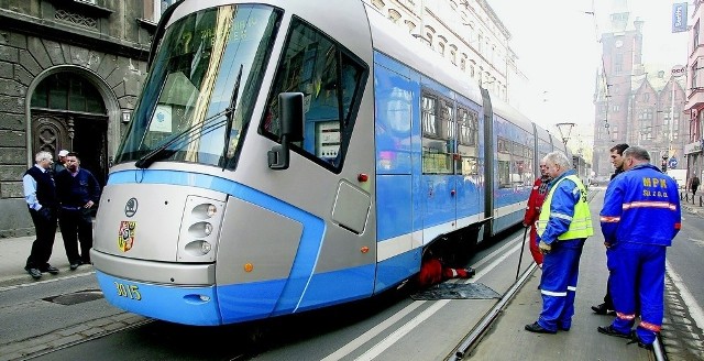 Ratusz podpisuje dziś umowę z Czechami na dostawę 28 nowych tramwajów - takich jak ten, któremu zablokowało się koło na ul. Kazimierza Wielkiego