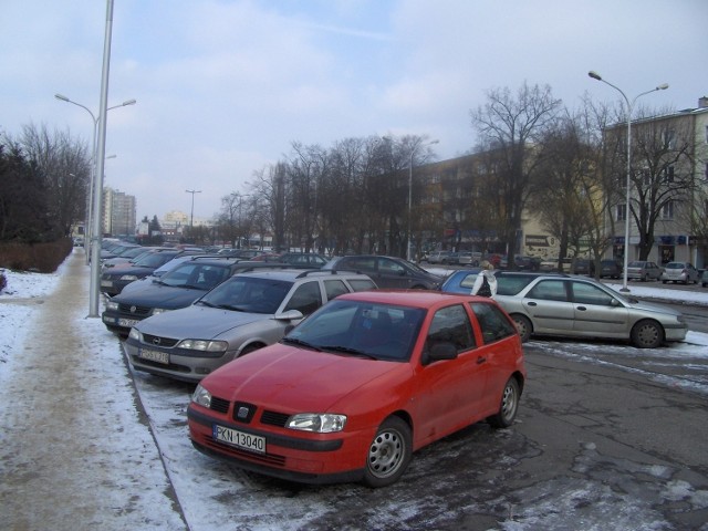 Jednym z miejsc, które być może zostanie objęte płatną strefą będzie plac przed byłymi Domami Towarowymi Centrum