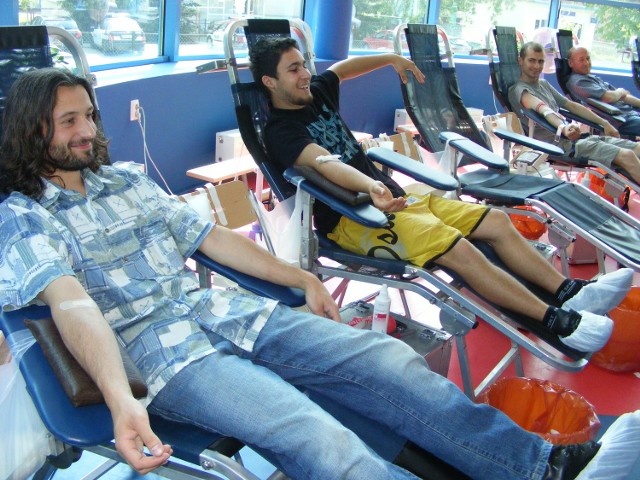 Hubert Rymarczyk (pierwszy z lewej) mówi, że oddaje krew, by pomóc innym.
