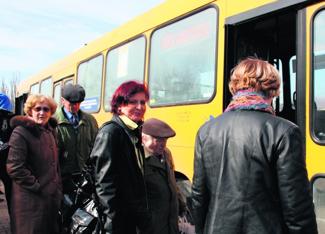 Anna Zot (w środku), wsiadając do autobusu do Klucz jest pełna obaw, czy dojedzie