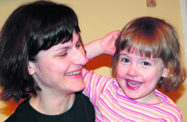Marysia Pietrzkiewicz z mamą Aliną. 3,5-letnia dziewczynka ma poważną wadę serca