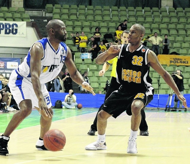 W Arenie PBG Basket (w białym stroju Gerald Brown)  przegrał z Asseco/Prokomem 79:87