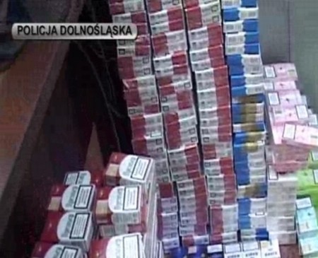 Wrocław: Tysiące papierosów i 200 litrów alkoholu bez akcyzy znalazła ołbińska policja(FILM,ZDJĘCIA)