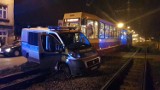 Zderzenie radiowozu z tramwajem. Wypadek na Kilińskiego w Łodzi [ZDJĘCIA]