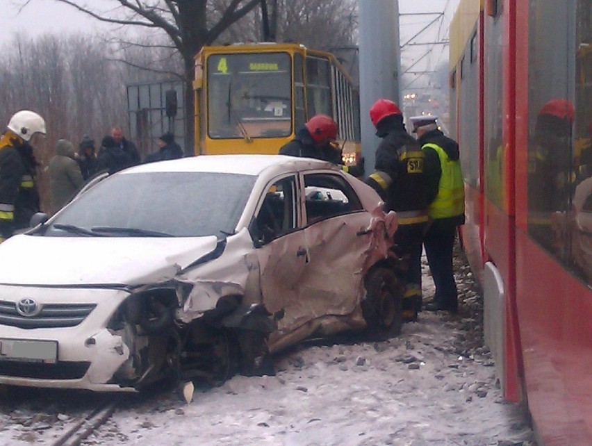 Jedna osoba została ranna w zderzeniu tramwaju z samochodem...