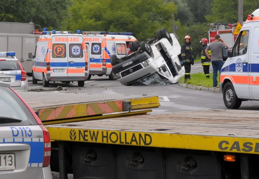 Wypadek busa na al. Warszawskiej. Są ranni [ZDJĘCIA]