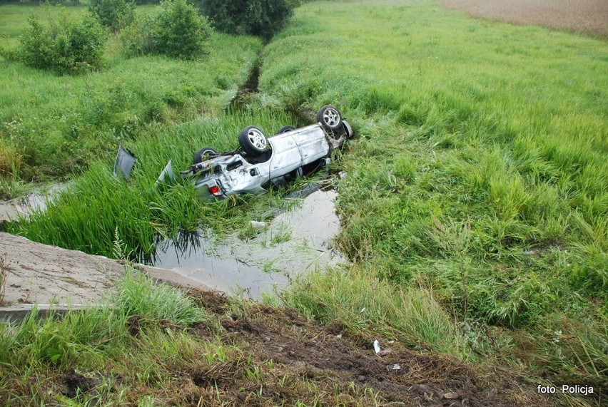 Wypadek w Kolonii Jurki: Mazda dachowała i wpadła do rowu