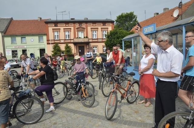 Sygnał do startu dał burmistrz Miasta i Gminy Skoki Tadeusz...