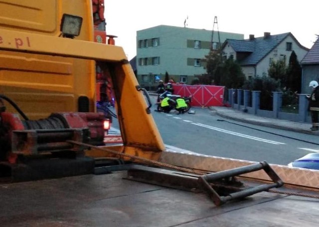 Mężczyzna na łuku drogi nie zapanował na motocyklem i wjechał w ogrodzenie.