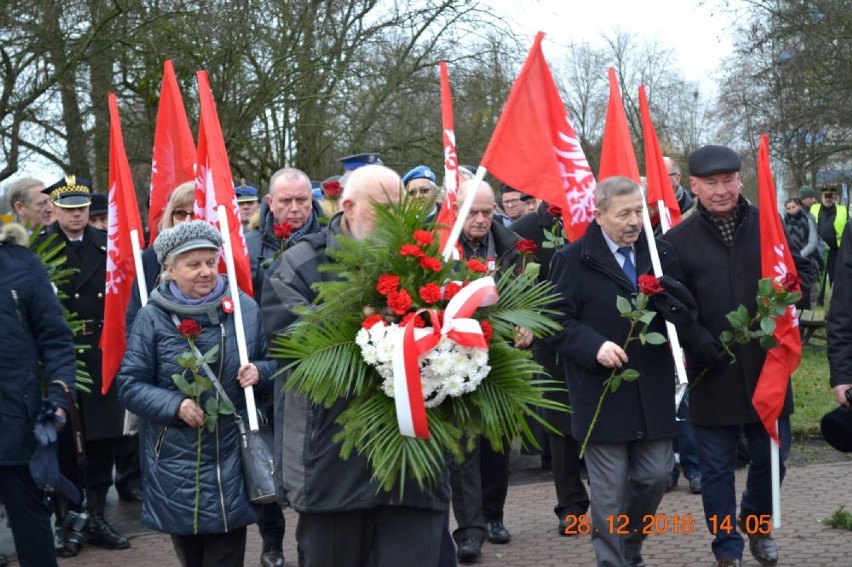 Złożono kwiaty przy obelisku na skwerze 100-lecia Powstania Wielkopolskiego [ZDJĘCIA]