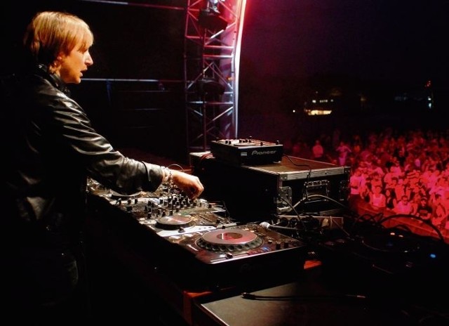 Najsłynniejsi didżeje świata (na zdj. David Guetta) zwykle prowadzą jednoosobowe firmy didżejskie