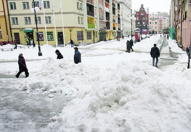 W Rynku przechodnie chodzą  w śnieżnych tunelach