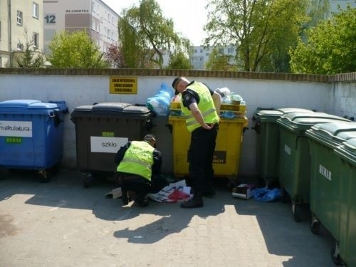 Karton pełen listów leżał przy kontenerach na śmieci