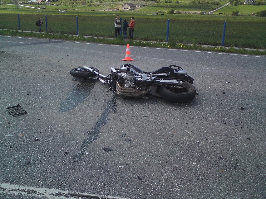 Wypadek w Łososinie Dolnej: zderzenie motocykla z ciężarówką. Motocyklista nie żyje [ZDJĘCIA]