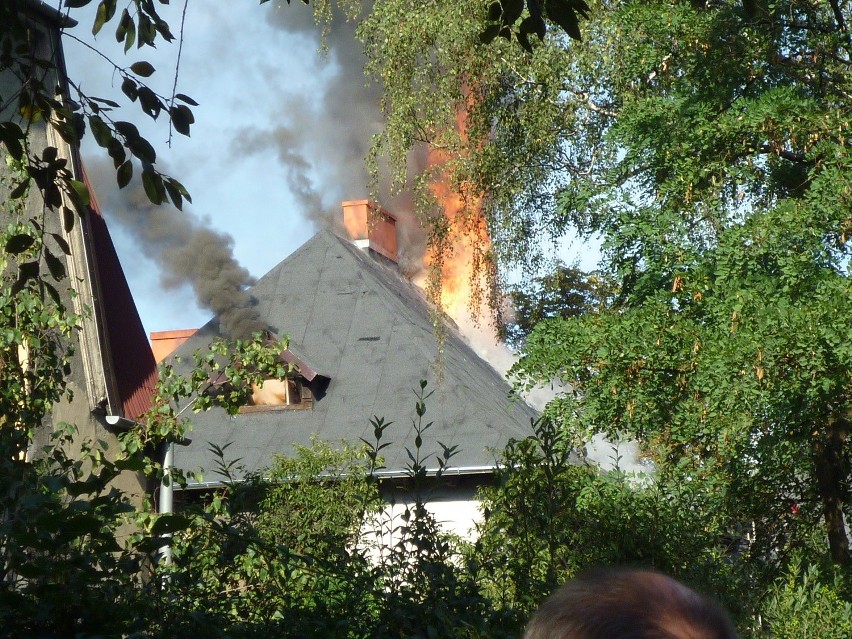 W Sosnowcu przy ulicy Baczyńskiego zapalił się dach w kamienicy [ZDJECIA]