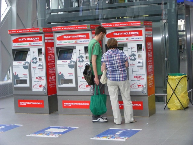 W holu nowego dworca kolejowego stoją już nowe automaty. Sprzedają bilety na pociągi spółki Przewozy Regionalne. W ciągu najbliższych godzin będzie w nich można kupić bilety na połączenia PKP IC