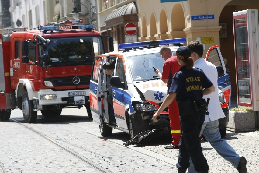 Wrocław: Wypadek karetki na ul. Szewskiej (ZDJĘCIA)