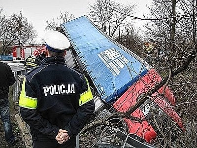 Gliwice: TIR wpadł do Kłodnicy [ZDJĘCIA]